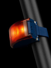 Załaduj obraz do przeglądarki galerii, Lampka rowerowa BOOKMAN Curve Rear Light 37lm niebieski