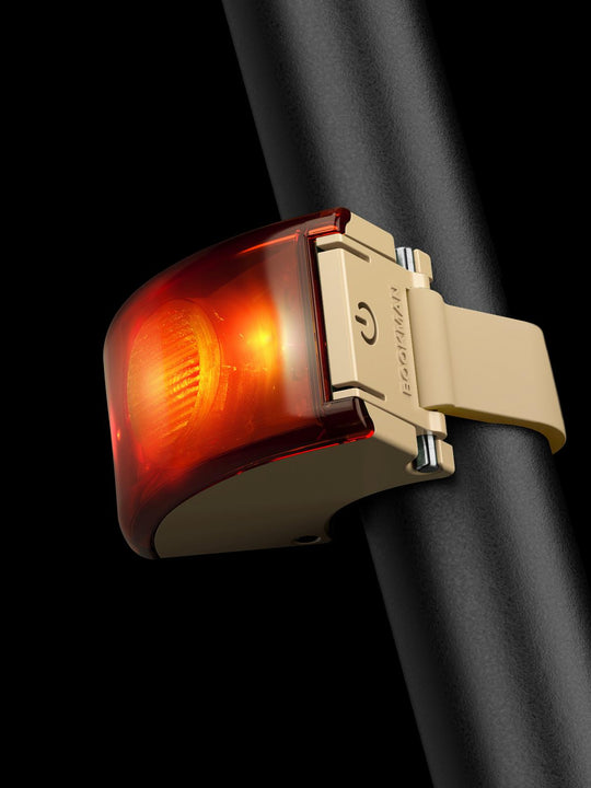 Załaduj obraz do przeglądarki galerii, Lampka rowerowa BOOKMAN Curve Rear Light 37lm beżowy