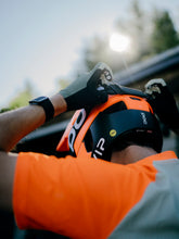 Załaduj obraz do przeglądarki galerii, Kask rowerowy POC OTOCON RACE MIPS - Fluo. Orange Avip/Ur. Black Matt