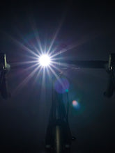 Załaduj obraz do przeglądarki galerii, Lampka rowerowa BOOKMAN Block Light Front 50lm czarny