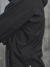 Załaduj obraz do przeglądarki galerii, Kurtka rowerowa POC M's MOTION Rain Jacket - Ur. Black