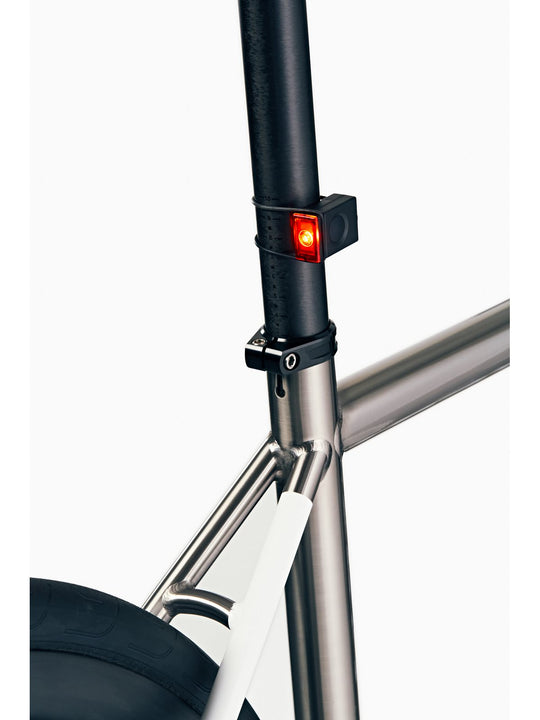 Załaduj obraz do przeglądarki galerii, Lampka rowerowa BOOKMAN Block Light Rear 18lm czarny