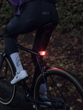 Załaduj obraz do przeglądarki galerii, Lampka rowerowa BOOKMAN Curve Rear Light 37lm pomarańczowy