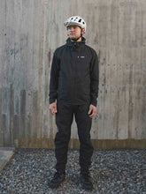 Załaduj obraz do przeglądarki galerii, Kurtka rowerowa POC M's MOTION Rain Jacket - Ur. Black