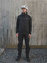 Załaduj obraz do przeglądarki galerii, Kurtka rowerowa POC M's MOTION Rain Jacket - Ur. Black