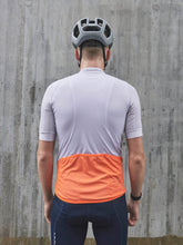 Załaduj obraz do przeglądarki galerii, Koszulka rowerowa POC M's ESSENTIAL ROAD LOGO Jersey - Granite Grey/Zink Orange