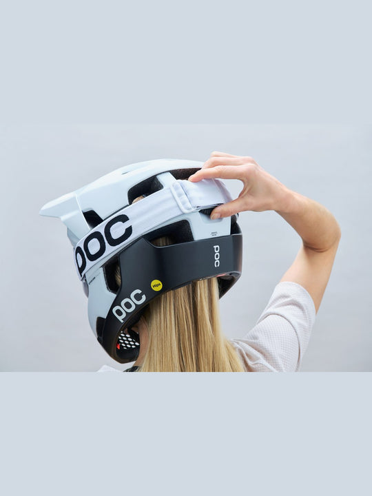 Załaduj obraz do przeglądarki galerii, Kask rowerowy POC Otocon Race MIPS - Apat. Navy Matt/Hyd. White Matt