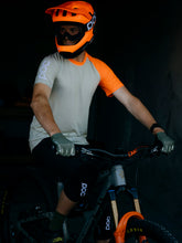 Załaduj obraz do przeglądarki galerii, Kask rowerowy POC OTOCON RACE MIPS - Fluo. Orange Avip/Ur. Black Matt