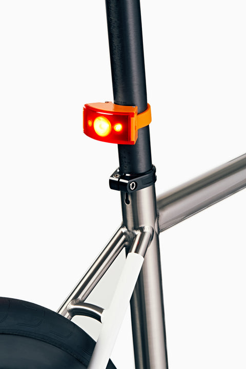 Załaduj obraz do przeglądarki galerii, Lampka rowerowa BOOKMAN Curve Rear Light 37lm pomarańczowy