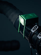 Załaduj obraz do przeglądarki galerii, Lampka rowerowa BOOKMAN Block Light Front 50lm zielony