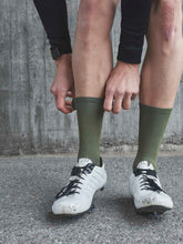 Załaduj obraz do przeglądarki galerii, Skarpety rowerowe POC VIVIFY Sock Long - Epid. Green