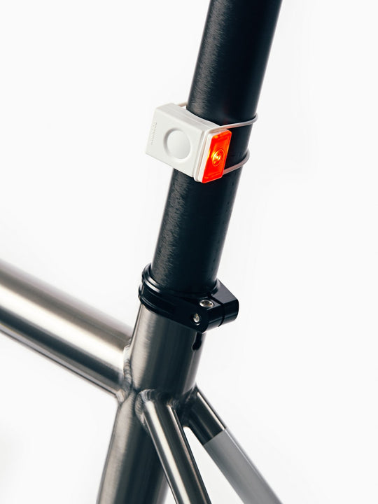 Załaduj obraz do przeglądarki galerii, Lampka rowerowa BOOKMAN Block Light Rear 18lm biały