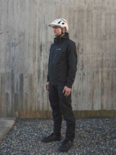 Załaduj obraz do przeglądarki galerii, Kurtka rowerowa POC M's MOTION Rain Jacket - Ur. Black