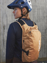 Załaduj obraz do przeglądarki galerii, Plecak enduro POC COLUMN VPD Backpack 8L - Arag. Brown