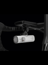 Załaduj obraz do przeglądarki galerii, Lampka rowerowa BOOKMAN Volume Front 800 biały