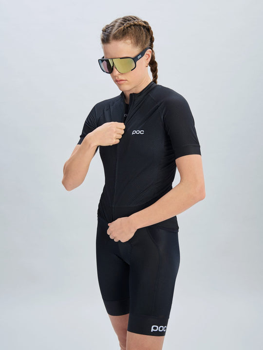 Załaduj obraz do przeglądarki galerii, Koszulka rowerowa POC W's Essential Road Logo Jersey - Ur. Black/Hyd. White