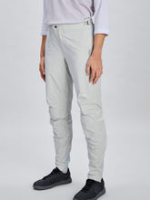 Załaduj obraz do przeglądarki galerii, Spodnie rowerowe POC W's Motion Pants - Granite Grey
