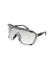 Załaduj obraz do przeglądarki galerii, Okulary rowerowe POC Devour Photochromic - Translucent Black/Clarity Photochromic/Changeable Grey