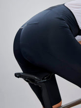 Załaduj obraz do przeglądarki galerii, Spodenki rowerowe POC M's Raceday Bib Shorts - Ur. Black