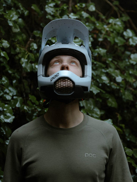 Załaduj obraz do przeglądarki galerii, Kask rowerowy POC OTOCON RACE MIPS - Hydr. White/Ur. Black Matt