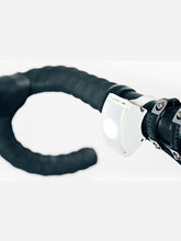 Załaduj obraz do przeglądarki galerii, Lampka rowerowa BOOKMAN Curve Front Light 220lm biały