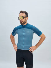 Załaduj obraz do przeglądarki galerii, Koszulka rowerowa POC M's Essential Road Logo Jersey - Cal. Blue/Dark Cal. Blue