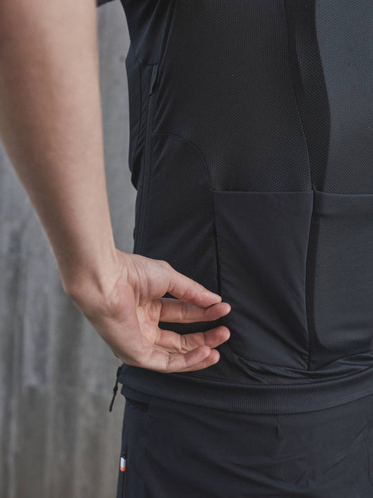 Załaduj obraz do przeglądarki galerii, Ochraniacz rowerowy POC OSEUS VPD Tee - Ur. Black