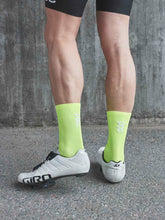 Załaduj obraz do przeglądarki galerii, Skarpety rowerowe POC FLUO Sock - Fluo. Yellow/Green