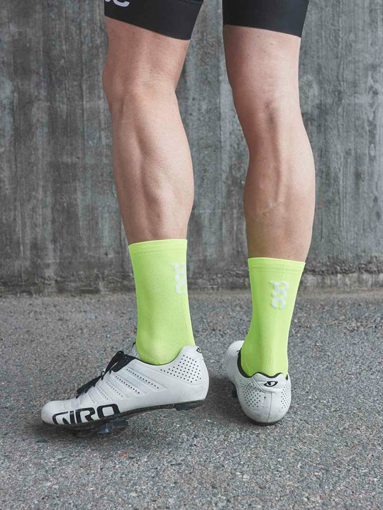 Załaduj obraz do przeglądarki galerii, Skarpety rowerowe POC FLUO Sock - Fluo. Yellow/Green