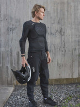 Załaduj obraz do przeglądarki galerii, Ochraniacz rowerowy POC OSEUS VPD Jacket - Ur. Black