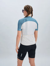 Załaduj obraz do przeglądarki galerii, Koszulka rowerowa POC W's Essential Road Logo Jersey - Oke. Off-White/Cal. Blue