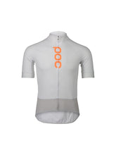 Załaduj obraz do przeglądarki galerii, Koszulka rowerowa POC M's ESSENTIAL ROAD LOGO Jersey - Hydr. White/Granite Grey
