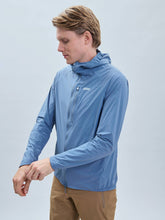 Załaduj obraz do przeglądarki galerii, Kurtka rowerowa POC Motion Wind Jacket - Calcite Blue