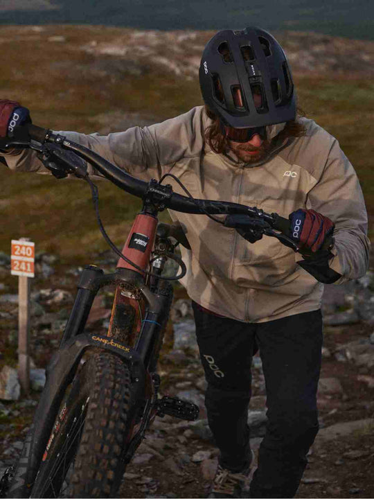 Załaduj obraz do przeglądarki galerii, Kask rowerowy POC AXION - Ur. Black Matt