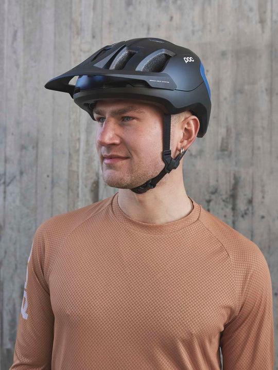 Załaduj obraz do przeglądarki galerii, Kask rowerowy POC AXION - Ur. Black/Opal Blue Metallic/Matt