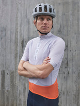 Załaduj obraz do przeglądarki galerii, Koszulka rowerowa POC M's ESSENTIAL ROAD LOGO Jersey - Granite Grey/Zink Orange