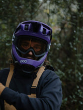 Załaduj obraz do przeglądarki galerii, Kask rowerowy POC OTOCON RACE MIPS - Sap. Purple/Ur. Black Metallic/Matt