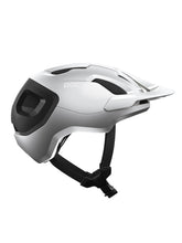 Załaduj obraz do przeglądarki galerii, Kask rowerowy POC Axion Race MIPS - Uran. Black/Argentite Silver Matt