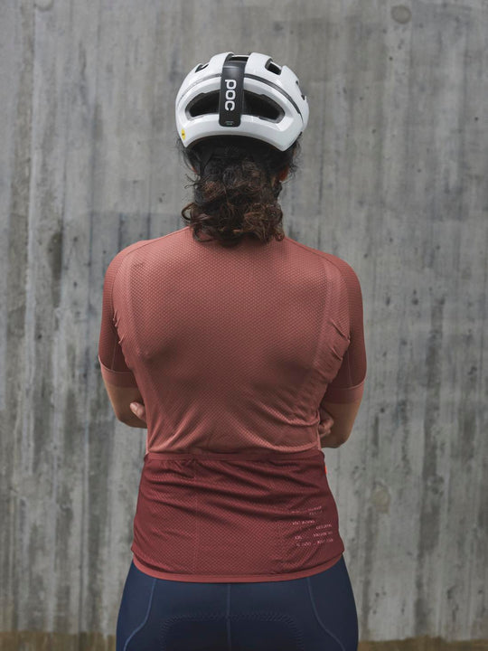 Załaduj obraz do przeglądarki galerii, Koszulka rowerowa POC W's ESSENTIAL ROAD LOGO Jersey - Himalayan Salt/Garnet Red