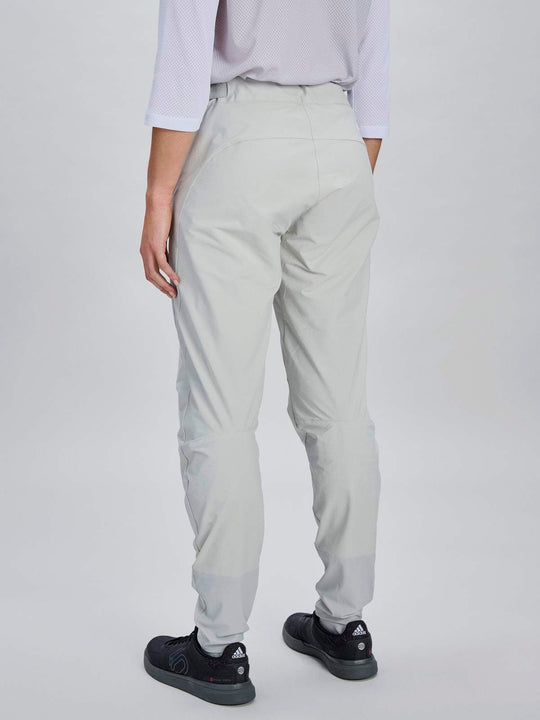 Załaduj obraz do przeglądarki galerii, Spodnie rowerowe POC W's Motion Pants - Granite Grey