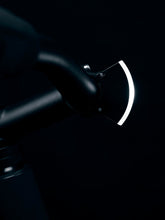 Załaduj obraz do przeglądarki galerii, Lampka rowerowa BOOKMAN Curve Front Light 220lm niebieski