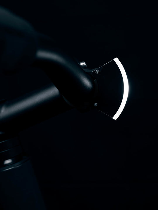 Załaduj obraz do przeglądarki galerii, Lampka rowerowa BOOKMAN Curve Front Light 220lm niebieski