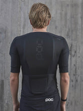 Załaduj obraz do przeglądarki galerii, Ochraniacz rowerowy POC OSEUS VPD Tee - Ur. Black
