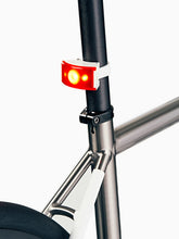 Załaduj obraz do przeglądarki galerii, Lampka rowerowa BOOKMAN Curve Rear Light 37lm biały