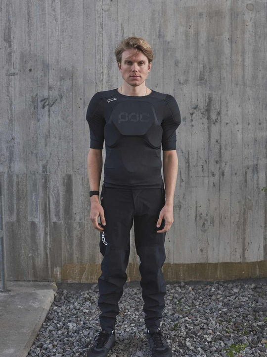 Załaduj obraz do przeglądarki galerii, Ochraniacz rowerowy POC OSEUS VPD Tee - Ur. Black