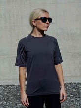 Załaduj obraz do przeglądarki galerii, Koszulka rowerowa POC W'S REFORM ENDURO LIGHT - Sylv. Grey