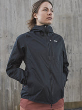 Załaduj obraz do przeglądarki galerii, Kurtka rowerowa POC W's MOTION Rain Jacket - Ur. Black