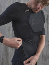 Załaduj obraz do przeglądarki galerii, Ochraniacz rowerowy POC OSEUS VPD Tee - Ur. Black