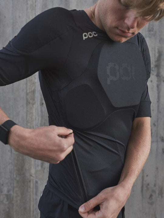 Załaduj obraz do przeglądarki galerii, Ochraniacz rowerowy POC OSEUS VPD Tee - Ur. Black