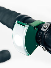 Załaduj obraz do przeglądarki galerii, Lampka rowerowa BOOKMAN Curve Front Light 220lm zielony